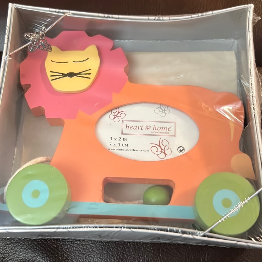 Lion Shaped wood photo frame Heart & Home 3x2 picture Pull String Toy Lion